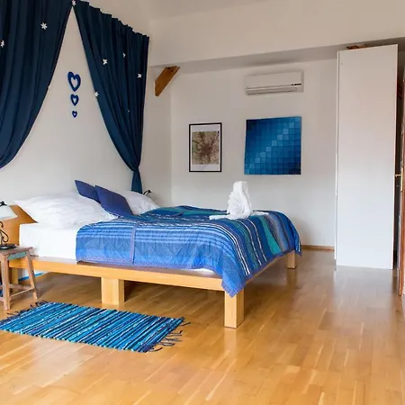 Old Town Apartment *